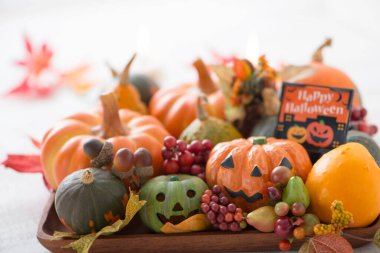Cadılar Bayramı balkabakları ve sonbahar süslemeleri ile kompozisyon                  