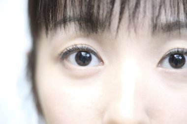 Genç bir kadının gözleri