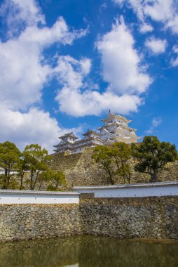 Japonya 'daki ünlü Osaka şatosu kulesinin manzaralı görüntüsü.