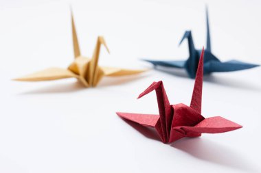 Beyaz arkaplanda origami vinçlerinin yakın plan görüntüsü              