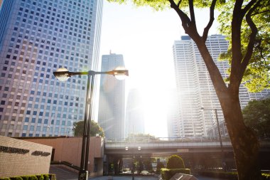 Modern binalar ve mavi gökyüzü - Tokyo, Japonya 'da