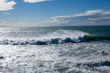 Deniz dalgası ve köpük manzarası