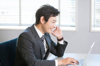 Bir ofiste genç işadamı