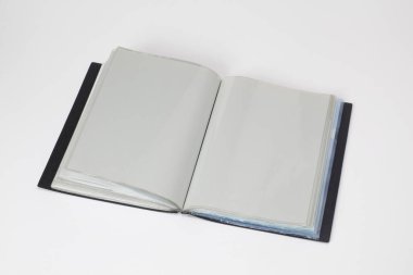  Beyaz arka planda deri not defteri, kapat