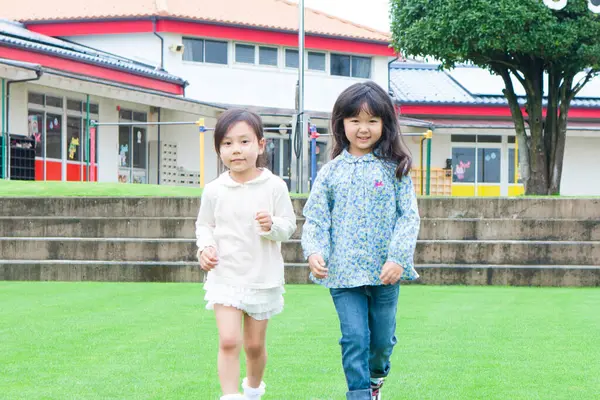 Dois Bonito Asiático Alunas Andando Verde Grama Escola Quintal — Fotografia de Stock