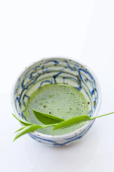 Beyazın Üstünde Kibrit Yeşil Çay — Stok fotoğraf