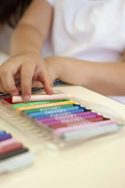 Photo Recadrée Dessin Petite Fille Avec Crayons Couleur — Photo
