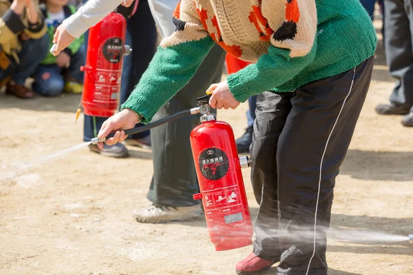 Personas Con Extintores Japón Segundo Plano — Foto de Stock