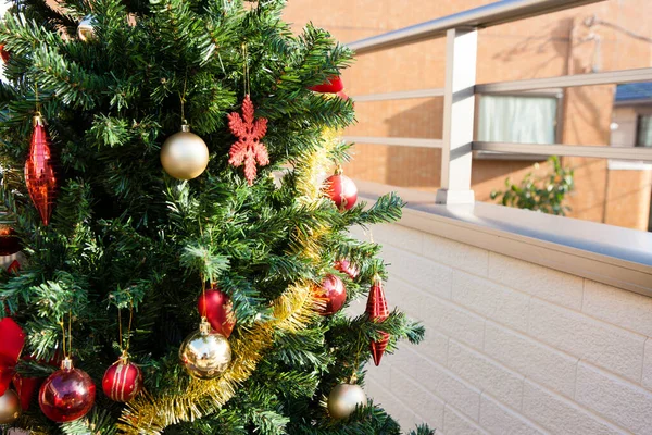 Árvore Natal Com Bugigangas Vermelhas Brinquedos — Fotografia de Stock