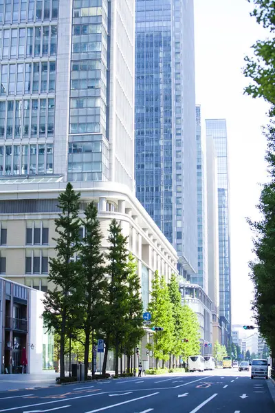 都市の緑の木が付いている現代建物 — ストック写真