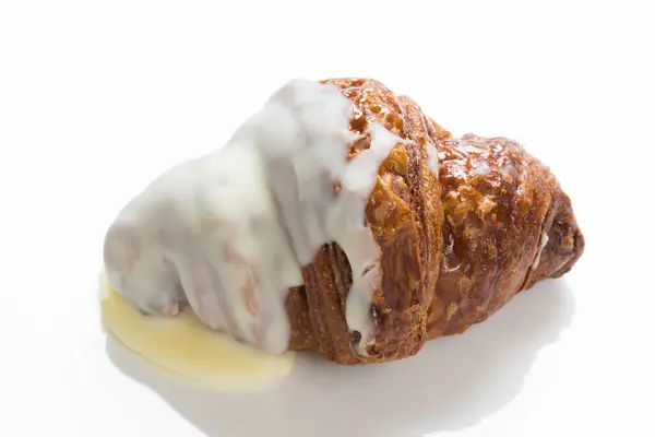 Perto Croissant Com Nata Contexto Branco — Fotografia de Stock