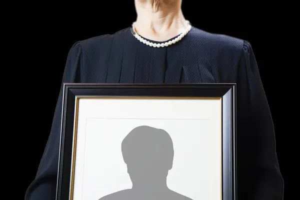 Vista Ravvicinata Persona Che Tiene Cornice Funeraria Con Silhouette Uomo — Foto Stock