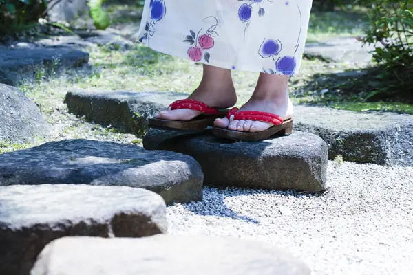Vue Section Basse Jeune Femme Portant Des Sandales Kimono Geta — Photo