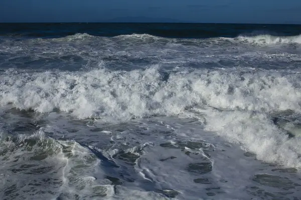 Grandes Olas Mar Aplastando Playa Rocosa —  Fotos de Stock