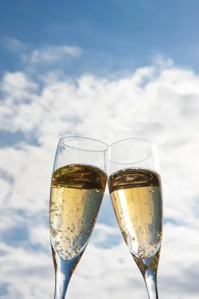 Flûtes Champagne Avec Bulles Contre Ciel Bleu — Photo