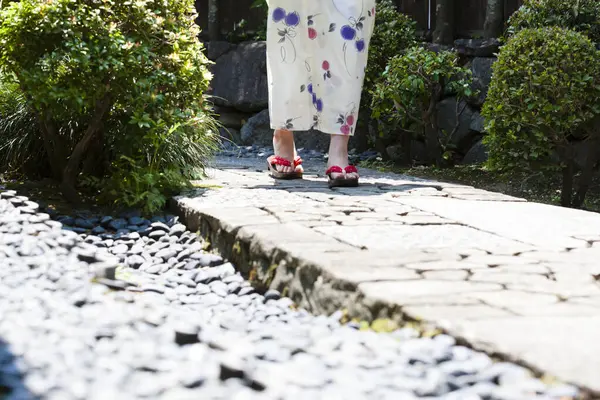 Vue Section Basse Jeune Femme Portant Des Sandales Kimono Geta — Photo