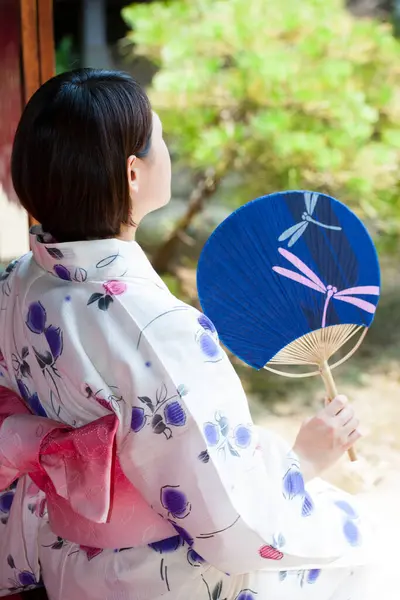 Japansk Kvinna Kimono Sitter Engawa Och Tittar Trädgård — Stockfoto