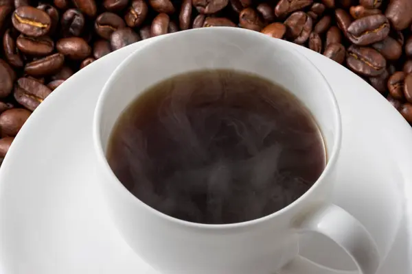 Egy Csésze Kávé Pörkölt Kávébabbal — Stock Fotó