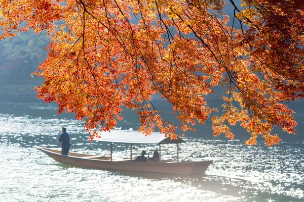 秋に川に浮かぶ観光客とボート — ストック写真