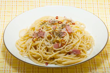 Pastırmalı spagetti carbonara.          