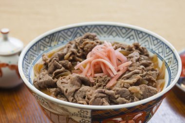 Domuz eti ve sebzeli leziz biftek güveci.