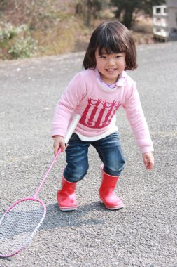 Badminton oynayan küçük tatlı Asyalı kız