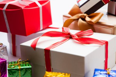 Beyaz arka planda renkli hediye kutuları ve dekorasyonlar. tatil kavramı.                   