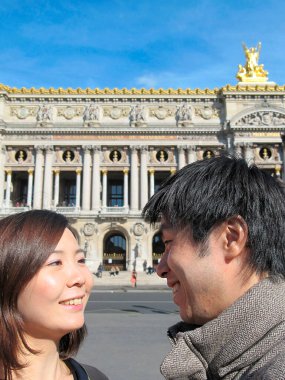 Garnier Operası olarak da bilinen Palais Garnier 'e karşı Asyalı çift Paris, Fransa' da bulunuyor.