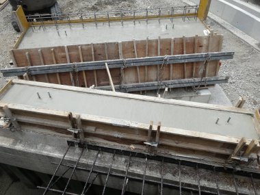 Sanayi bölgesinde inşaat için beton temel