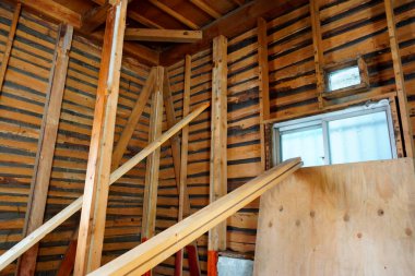 Konutun ahşap elementleri yapım aşamasında.    