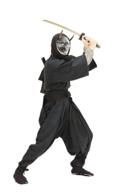 Ninja Hannya maskesi takıyor.
