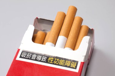 Paketteki sigaralar beyaz arkaplanda