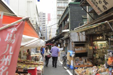 Japon şehrinde yayalar üzerinde kalabalık, gündüz görüşü.