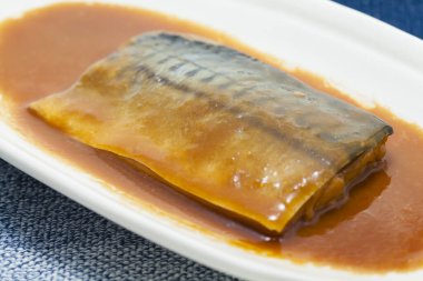 Sos ile pişirilmiş balığın yakın görüntüsü