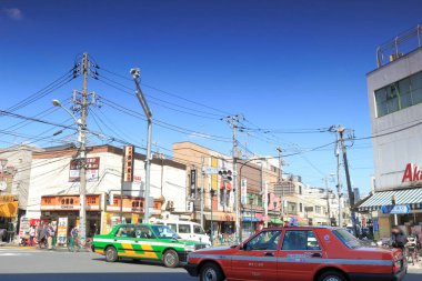 Gündüz vakti sokak trafiği ile Asya şehir manzarası