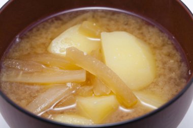 Tabakta Asya çorbası resmi. 