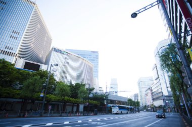 Şehir caddesinde ağaçları olan modern binalar. 