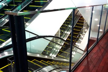 Yürüyen merdivenli modern bina. Yeraltı metrosu. 