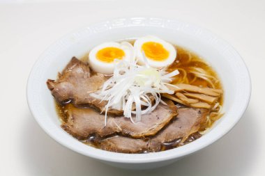 Domuz eti ve yumurtalı Japon eriştesi.