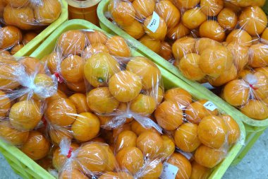 Temiz plastik torbalara doldurulmuş taze portakallar.