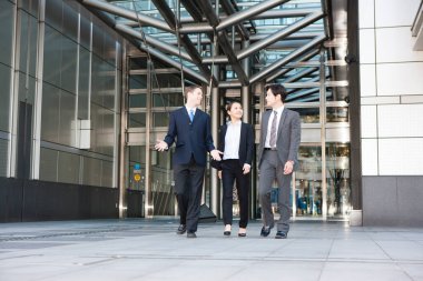 Şehirde yürüyen iş adamları, iş kavramı