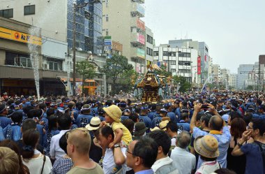 Japonya - Ağustos 2014: Sanja Matsuri Festivali sırasında ağır taşınabilir türbe (mikoshi) taşıyan bir grup Japon erkek.