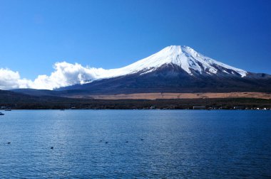Japonya 'daki Fuji Dağı ve Gölü' nün güzel manzarası