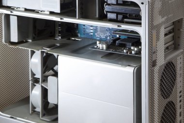 Masaüstü bilgisayar çantasının içerisindeki iç bileşenleri gösteren yakın plan