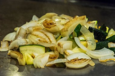 Tavada baharatlı taze kabak.