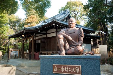 Saygıdeğer bir Japon tapınağının manzaralı tasviri