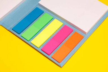 Masadaki renkli boş yapışkan notların görünümünü kapat