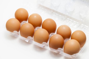 Pakette taze tavuk yumurtası var.          