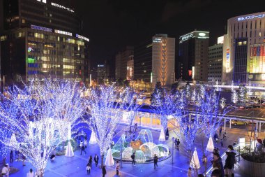 Şehir sokaklarında güzel bir Noel süsü.