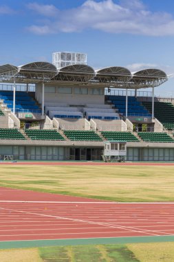 Gündüz vakti Amerikan Futbol Stadyumu. Açık hava sporu, etkinlik, şampiyonluk, maç, oyun alanı kavramı